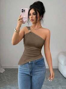 Blusa elegante y sexy de mujer con cuello halter sin mangas, con decoración metálica, tela texturizada, recogido en la cintura, adecuada para salir, citas, vacaciones - Caqui - Ver 1