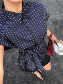 Blusa de manga corta con rayas azul marino y cintura ajustada con lazo, diseño elegante y estilizador con bajo asimétrico, una camisa versátil y favorecedora adecuada para primavera y verano, perfecta para salidas - Azul marino - Ver 7