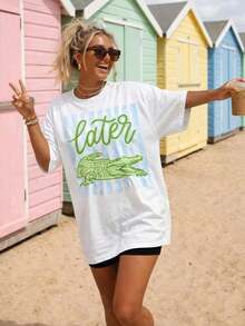 Camiseta del Último Día de Clases, Camiseta de Fin de Año para Maestros, Camiseta "Hasta Más, Caimán", Camiseta para Equipo de Maestros, Camisetas "Nos Vemos Más Tarde, Caimán", Envío Gratis, Camiseta para Mujer. Esta camiseta casual de manga corta y cuello redondo presenta un popular estampado de cocodrilo, tatuaje de cocodrilo y un eslogan, lo que la hace perfecta para primavera y verano.Camiseta de mujer transpirable y cómoda - Blanco - Ver 3