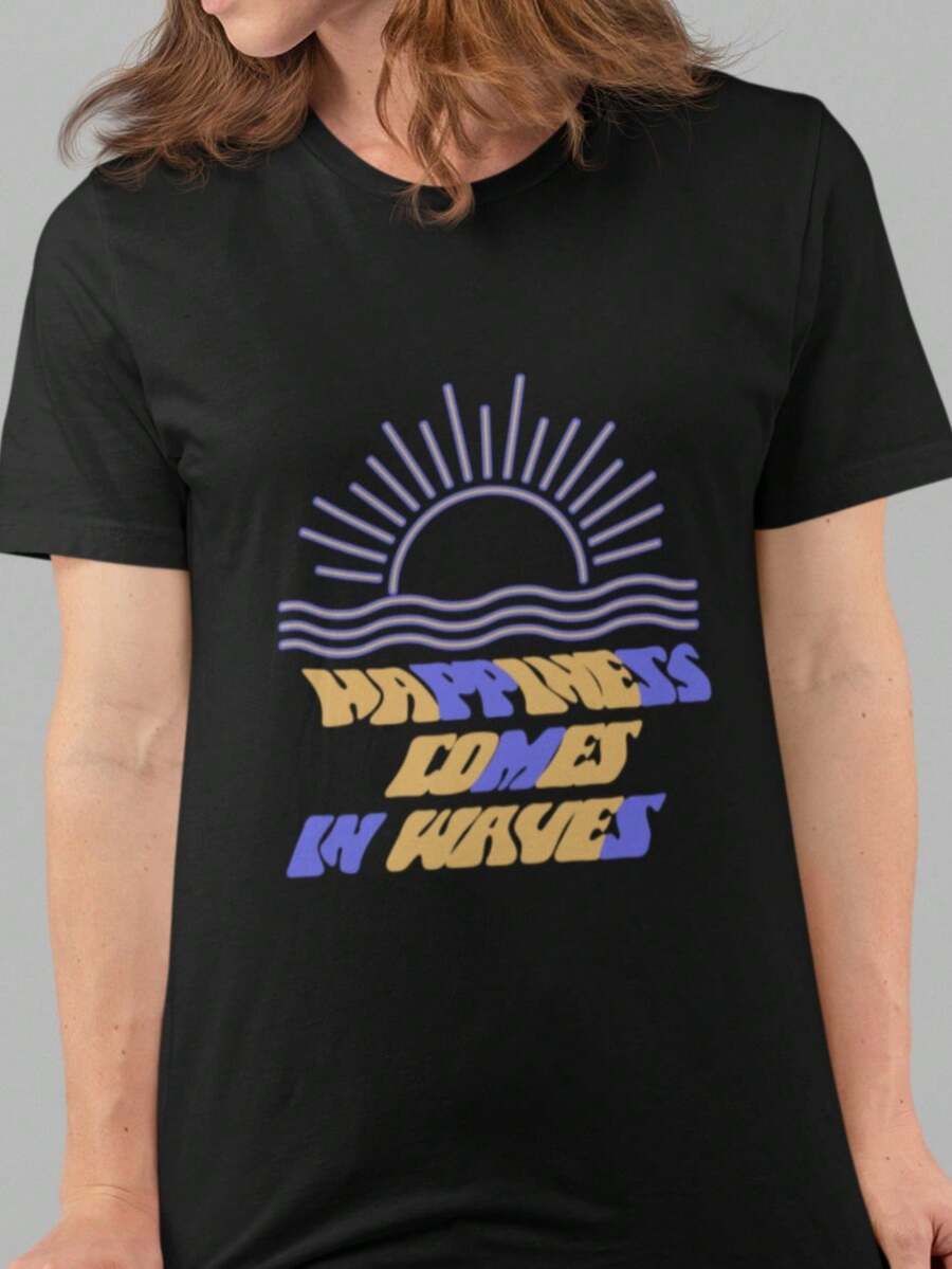 Camiseta "La felicidad viene en olas" con estampado de sol naciente. Camiseta unisex de algodón puro de 220 g. Peso ideal para todas las estaciones, apta tanto para hombres como para mujeres. Tejido duradero de alta calidad, suave al tacto y de larga duración. Prenda transpirable, ideal para el otoño y las vacaciones. - Negro - Ver 1