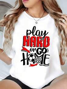 Frase motivadora en rojo que invita a darlo todo en el juego acompañada de un balón de fútbol con flechas dinámicas que simbolizan energía y pasión deportiva camiseta de mujer casual moderna cómoda para deporte o uso diario - Negro - Ver 1