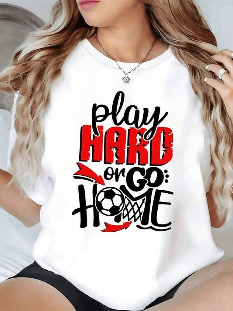 Frase motivadora en rojo que invita a darlo todo en el juego acompañada de un balón de fútbol con flechas dinámicas que simbolizan energía y pasión deportiva camiseta de mujer casual moderna cómoda para deporte o uso diario - Negro - Ver 1
