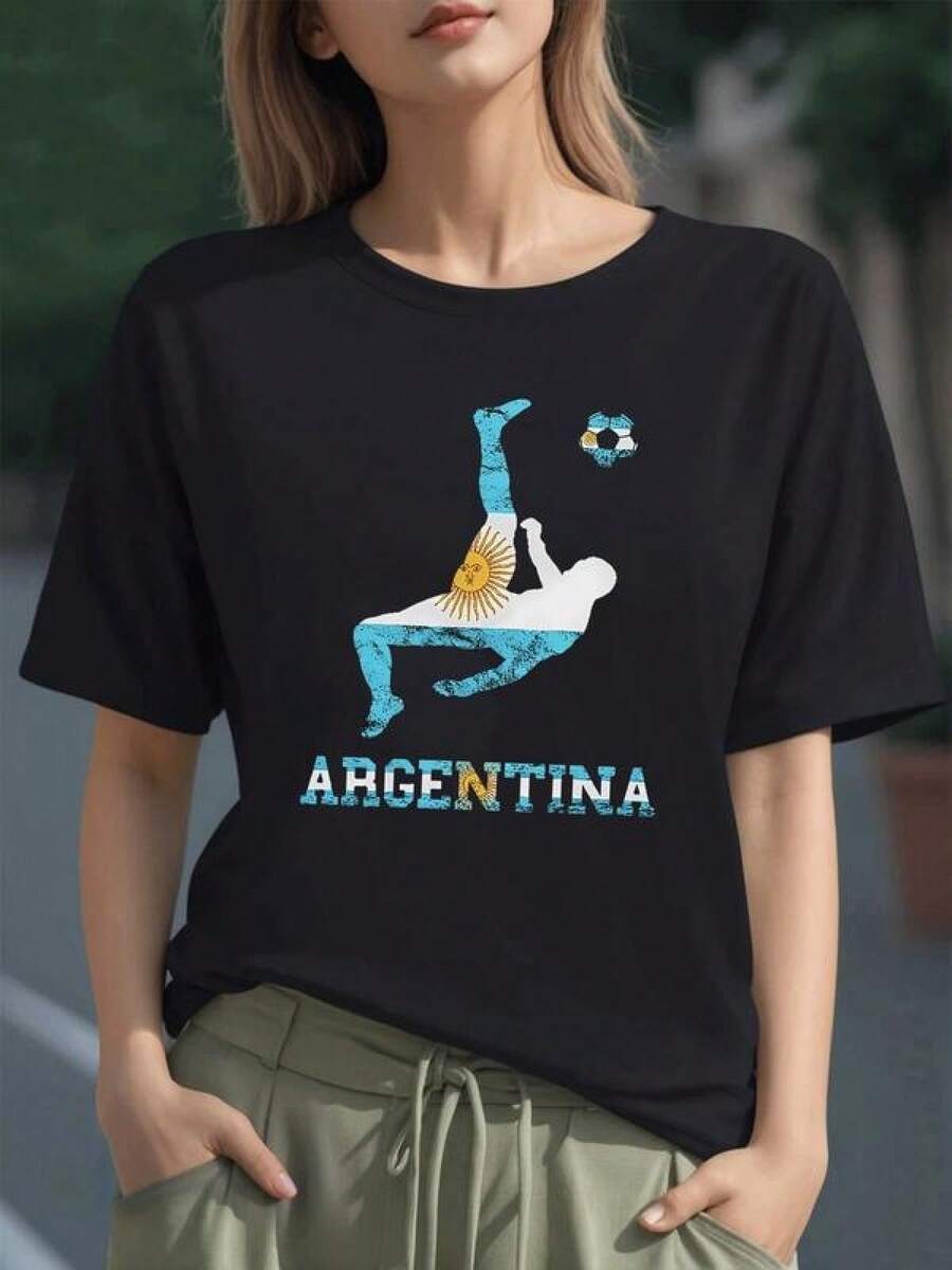 Jugador haciendo chilena con bandera de Argentina y sol nacional que transmite pasión futbolera y orgullo patriótico camiseta para mujer 100% algodón - Negro - Ver 1