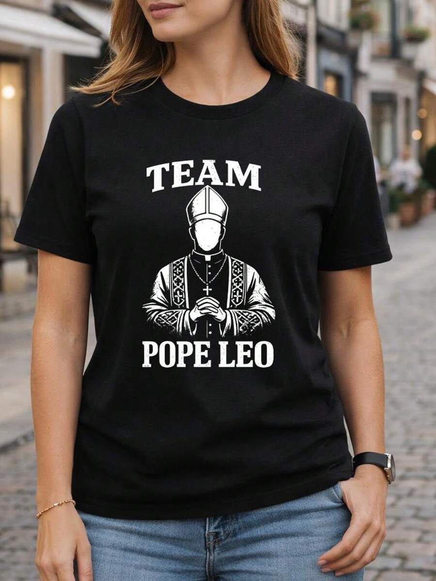 Camiseta con diseño de parodia religiosa "Team Pope CatH1olic Humor Faith Meme Clean Bold", regalo de humor cristiano, camiseta gráfica CatH1olic Meme T1EE. Camiseta unisex de algodón puro de 220 g, peso ideal para todas las estaciones, apta tanto para hombres como para mujeres. Tejido duradero de alta calidad, suave al tacto y de larga duración. Parte superior transpirable, adecuada para el uso de otoño y vacaciones de las mujeres. - Negro - Ver 1