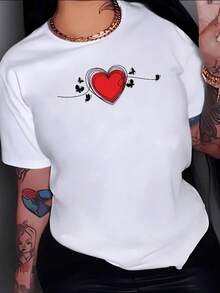 Corazón rojo rodeado de finas líneas y mariposas que simbolizan libertad pasión y transformación reflejando energía femenina y romanticismo camiseta de mujer casual moderna cómoda para uso diario - Blanco - Ver 8