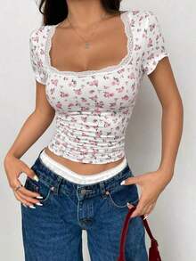 Camiseta corta con estampado floral diminuto, contraste de encaje y drapeado en los lados, camisetas gráficas para mujer - Multicolor - Ver 1