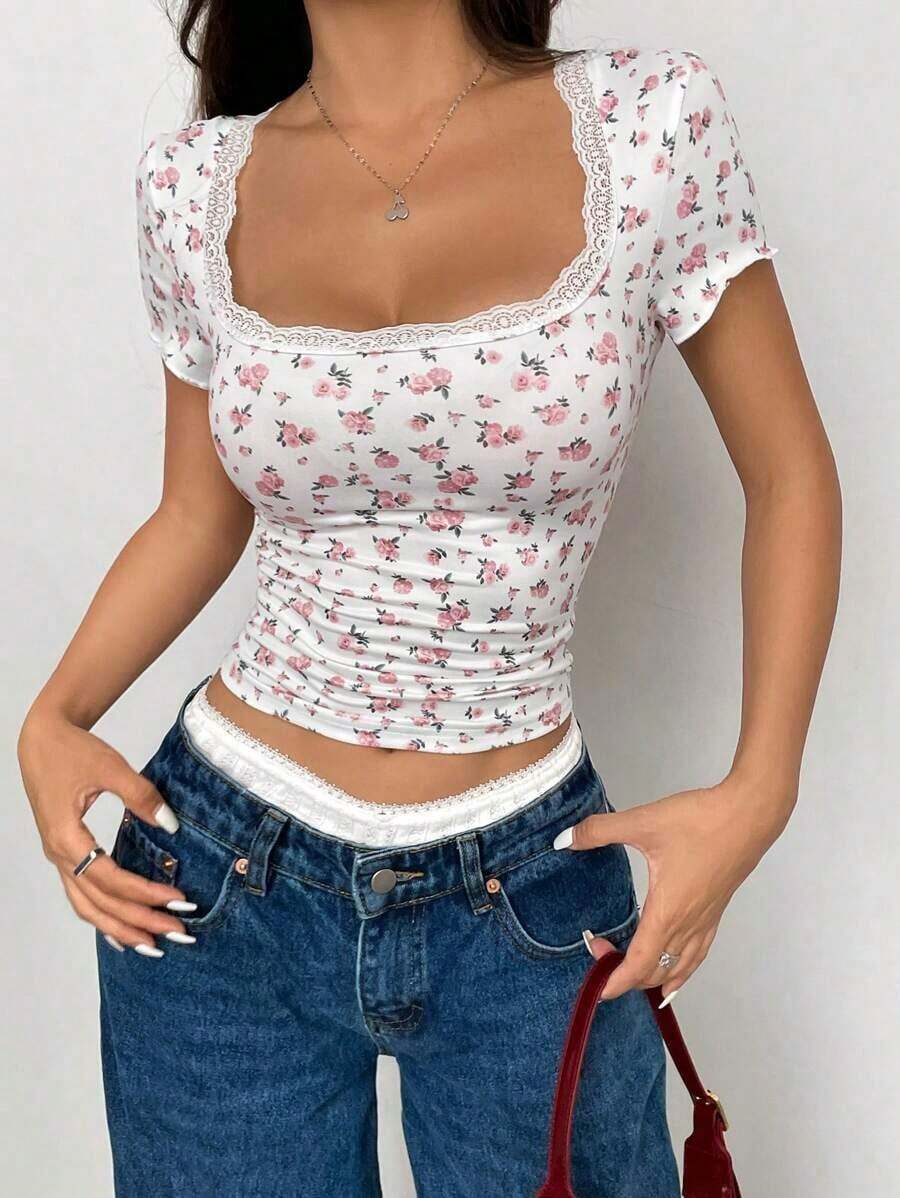 Camiseta corta con estampado floral diminuto, contraste de encaje y drapeado en los lados, camisetas gráficas para mujer - Multicolor - Ver 1