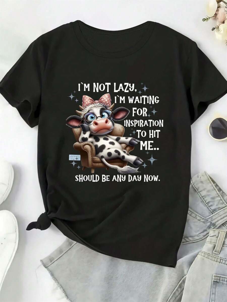 A Fun And Lazy Cow T-Shirt With The Slogan 'I'm Not Lazy, I'm Waiting For Inspiration' - A Casual Black Short-Sleeved T-Shirt Adorned With A Lazy Cow Wearing A Bow And Glasses, Humorously Designed For Animal Lovers And Creative People - 黑色 - 查看 1