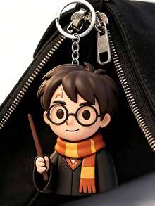 Harry Potter 哈利波特钥匙扣，可爱Q版哈利波特设计，充满魔法世界美感的粉丝必备单品，这款萌趣十足的哈利波特钥匙扣，以其俏皮可爱的造型和标志性的眼镜，为你的配饰增添一抹亮色，相信粉丝们一定会爱不释手。钥匙扣上印有Q版哈利手持魔杖的经典形象。 - 鑰匙鏈 - 查看 7