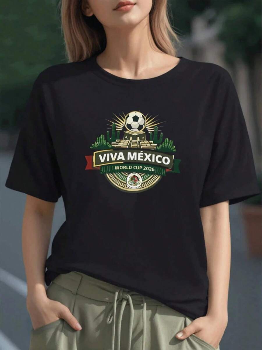 Emblema con balón de fútbol sobre pirámide azteca rodeada de cactus y cinta tricolor que celebra el espíritu patriótico de México y la Copa Mundial 2026 camiseta para mujer 100% algodón - Negro - Ver 1