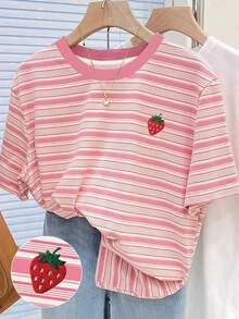Camiseta de cuello redondo regular con estampado digital a rayas de colores y bordado de fresa - Multicolor 3 - Ver 1