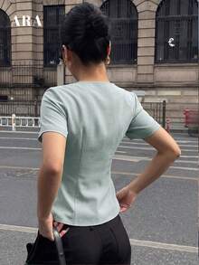 ARA CHIC 女款淺藍色珍珠鈕扣短袖襯衫，極簡修身通勤辦公襯衫，優雅夏季通勤風 - 淺藍色 - 查看 4