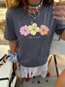 Short-Sleeved T-Shirt With A Ribbed Crew Neck, Hibiscus Print, And Colorful Slogan-A New Summer Style For Women. Soft, Retro Style, Eye-Catching And Comfortable, Suitable For Campus/Work, Weekend Get-Togethers, Summer Patio Parties, And Casual Summer Dates. - 深灰色 - 查看 2