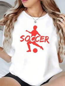 Figura de jugadora golpeando un balón en movimiento que simboliza pasión energía y determinación en el deporte camiseta de mujer casual cómoda para amantes del fútbol - Negro - Ver 1