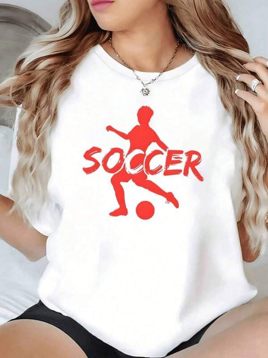 Figura de jugadora golpeando un balón en movimiento que simboliza pasión energía y determinación en el deporte camiseta de mujer casual cómoda para amantes del fútbol - Negro - Ver 1
