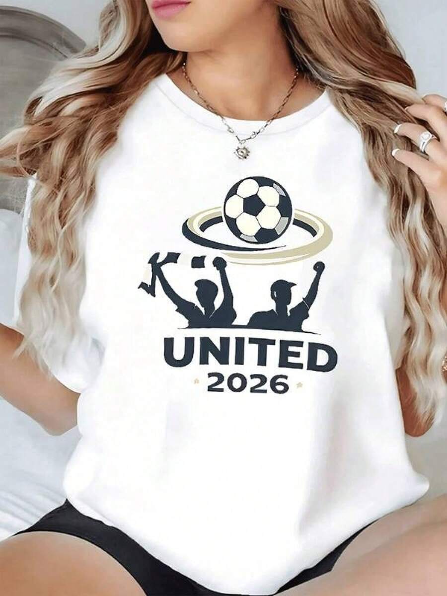 Símbolo de unidad futbolística con balón rodeado por aro brillante y figuras celebrando la pasión deportiva evocando energía y cooperación camiseta de mujer moderna casual cómoda para uso diario - Negro - Ver 1