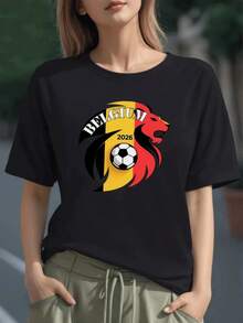 León rojo y negro junto a balón de fútbol sobre fondo amarillo representa fuerza y pasión deportiva de Bélgica 2026 en camiseta para mujer 100% algodón cómoda y moderna - Negro - Ver 6