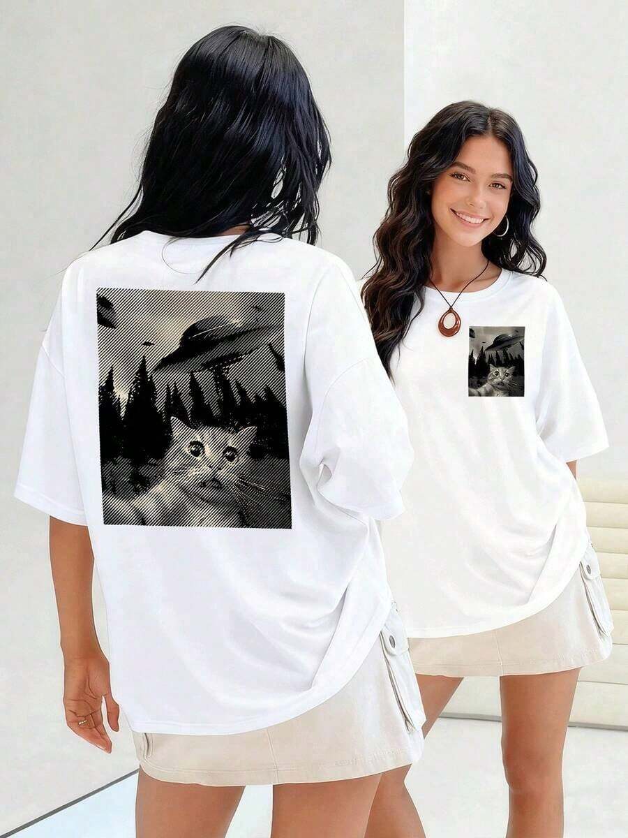 Gato asustado con ovni sobre un bosque en camiseta para mujer 100% algodón! Expresa tu amor por lo paranormal y los felinos con esta prenda única. ¡Perfecto para los amantes de los misterios! Adecuado para primavera, verano y otoño. - Blanco - Ver 1