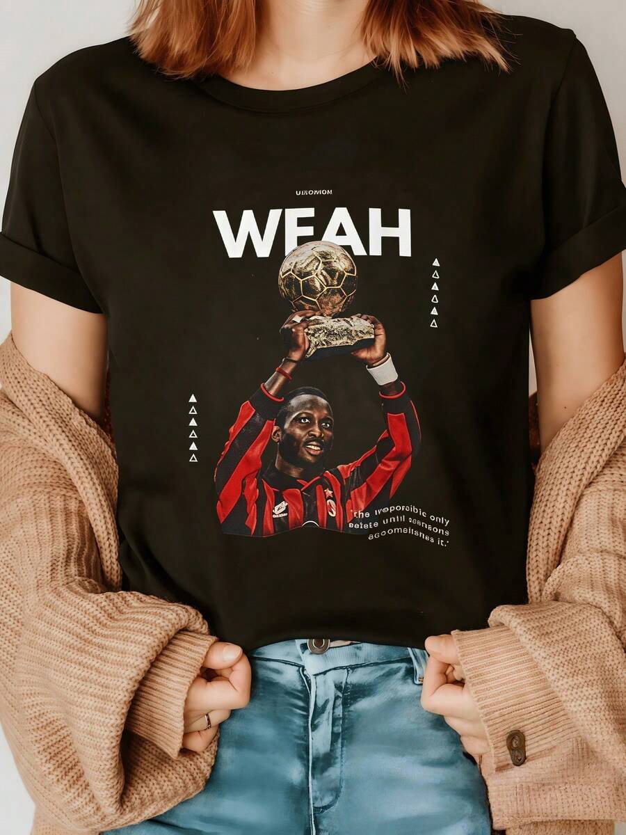 Figure Of A Player Lifting A Golden Trophy Symbolizing Glory, Effort, And Modern Sports Inspiration. Comfortable And Fashionable Casual Women's T-Shirt For Everyday Wear. - 黑色 - 查看 1