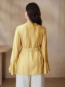 Camisa de mujer con mangas acampanadas y cintura envolvente de unicolor - Amarillo claro - Ver 10
