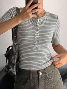 Camiseta de mujer de manga corta con cuello redondo, abertura parcial en la pechera, corte slim, casual y de color liso para verano - Gris - Ver 2