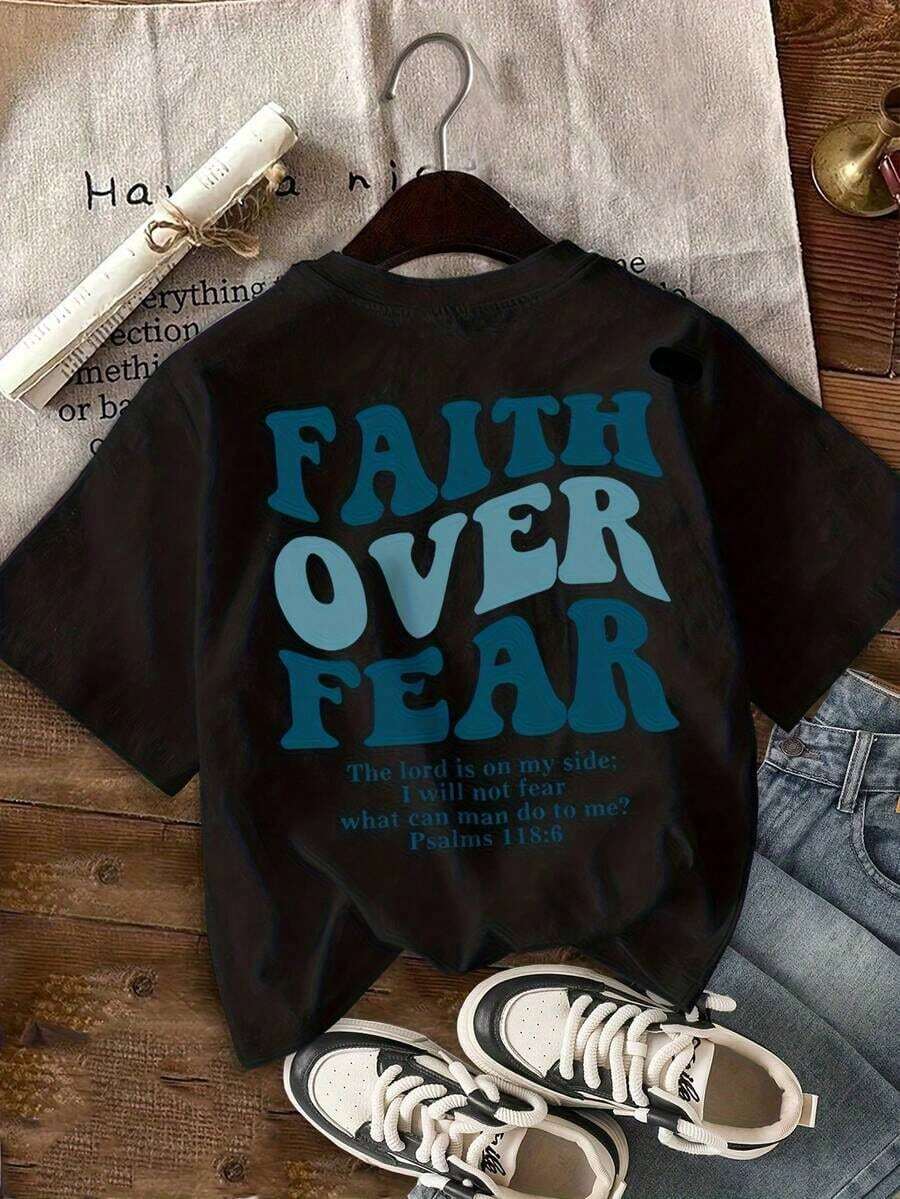 Camiseta de manga corta y cuello redondo con texto inspiracional en inglés "Fe sobre miedo" - Negro - Ver 1