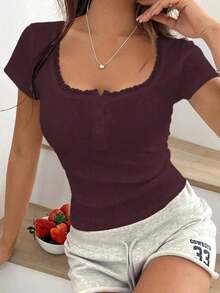 Camiseta de manga corta con dobladillo de encaje para mujeres, nueva para el verano, ajuste delgado con 3 botones frontales y media manga - Rojo violeta - Ver 6