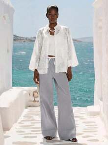Camisa blanca transparente, tela ligera tipo seda, artesanía de bordado 3D, silueta de jacquard texturizado con flores transparentes y ligeras, diseño de solapa clásico, detalles de botones ocultos, silueta holgada de hombros caídos, estilo artístico retro, textura suave, diseño de manga ancha de 3/4, adecuado para ocasiones casuales, reuniones artísticas, exposiciones de arte y vacaciones en primavera y verano, mostrando elegancia y ligereza fluida, combinando delicada artesanía y estética translúcida. Sentido de la moda europea y americana, camisa de manga larga holgada, versátil y casual. - Multicolor - Ver 7