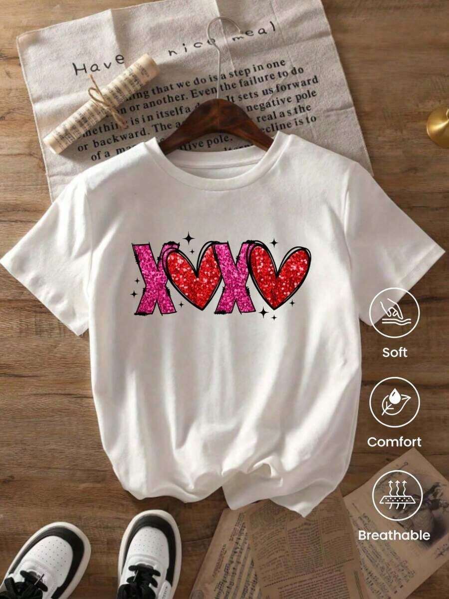 Camiseta de cuello redondo y mangas cortas de ropa fashion, fabricada en México, para la temporada primavera-verano 2025. Con estampado de dibujos animados, es un modelo de pareja, apta para usar tanto por dentro como por fuera, ideal para oficina y estilo casual, diseñada para hombres y mujeres, en unidad individual. - Blanco - Ver 1