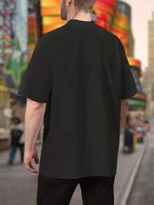 Camiseta Deportiva para Hombre, Estilo Urbano, con Estampado Gráfico de Letras 'Karma' en Morado Neón y Estrellas con Efecto de Pintura Goteando - Cuello Redondo, Manga Corta, Casual, Ajuste Cómodo, Moda Urbana, Diseño Relajado, Talla Grande - Negro - Ver 3