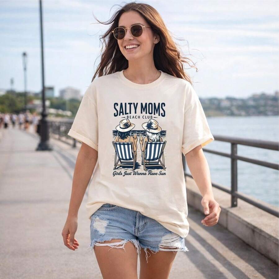 Camiseta del Club de Playa Salty Moms | Ilustración de Dos Mujeres en Sillas de Playa - Blanco - Ver 1