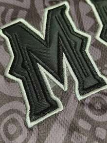 2026 KTYSDE Camiseta de béisbol unisex de México, diseño bordado de letras de México, cardigan holgado de manga corta con cuello en V y botones, adecuado para deportes y estilo casual de calle, fiesta con temática de cultura latina, primavera - Gris - Ver 7