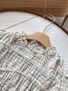 女款格紋印花抽褶泡泡袖收腰短版上衣，優雅休閒，2026畢業季夏季 - 黑與白 - 查看 7