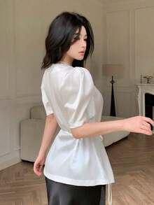 Blusa de satén con cuello en V, parche de encaje y mangas con volantes - Blanco - Ver 7