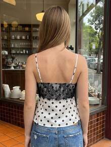 Camisetas de tirantes de verano para mujer con tirantes finos, estampado de lunares, diseño de encaje, corte ajustado, estilo elegante, con lazo frontal y escote en V en la espalda. - Blanco - Ver 2