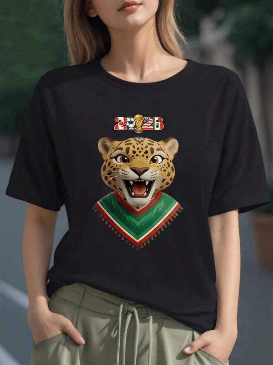 Jaguar sonriente con espíritu deportivo que simboliza la fuerza y la alegría de México durante el torneo mundial 2026 camiseta para mujer 100% algodón cómoda y moderna - Negro - Ver 1