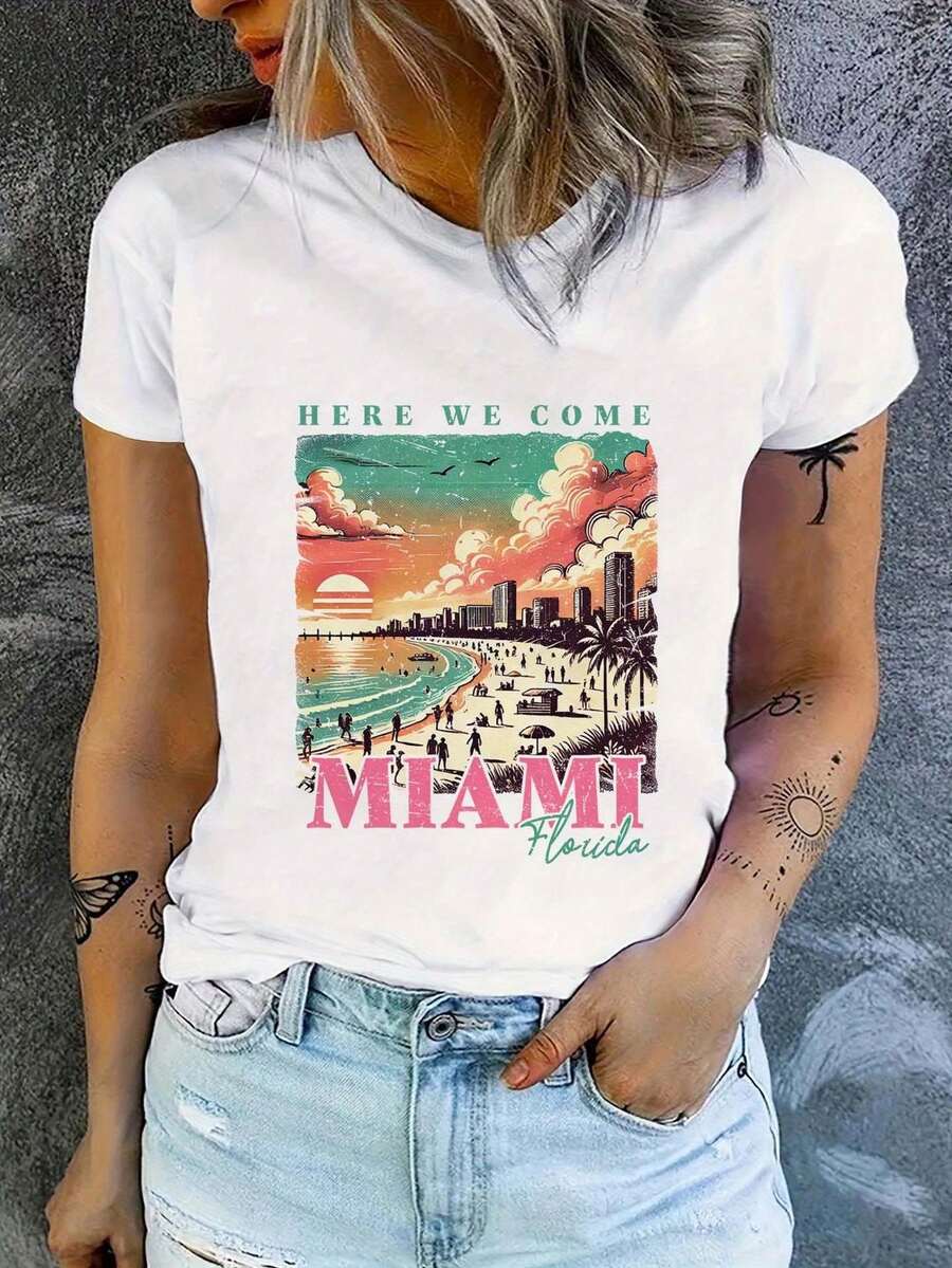 Women's Miami Graphic T-Shirt | White T-Shirt With Pastel Miami View, Palm Trees And "HERE WE COME" Text - Soft Summer Shirt For Everyday Wear, Travel, Beach Outfits - Machine Washable, Casual Clothing, Modern Design, Comfortable Material, Printed Blouse, Adults - [白色的] - 查看 1