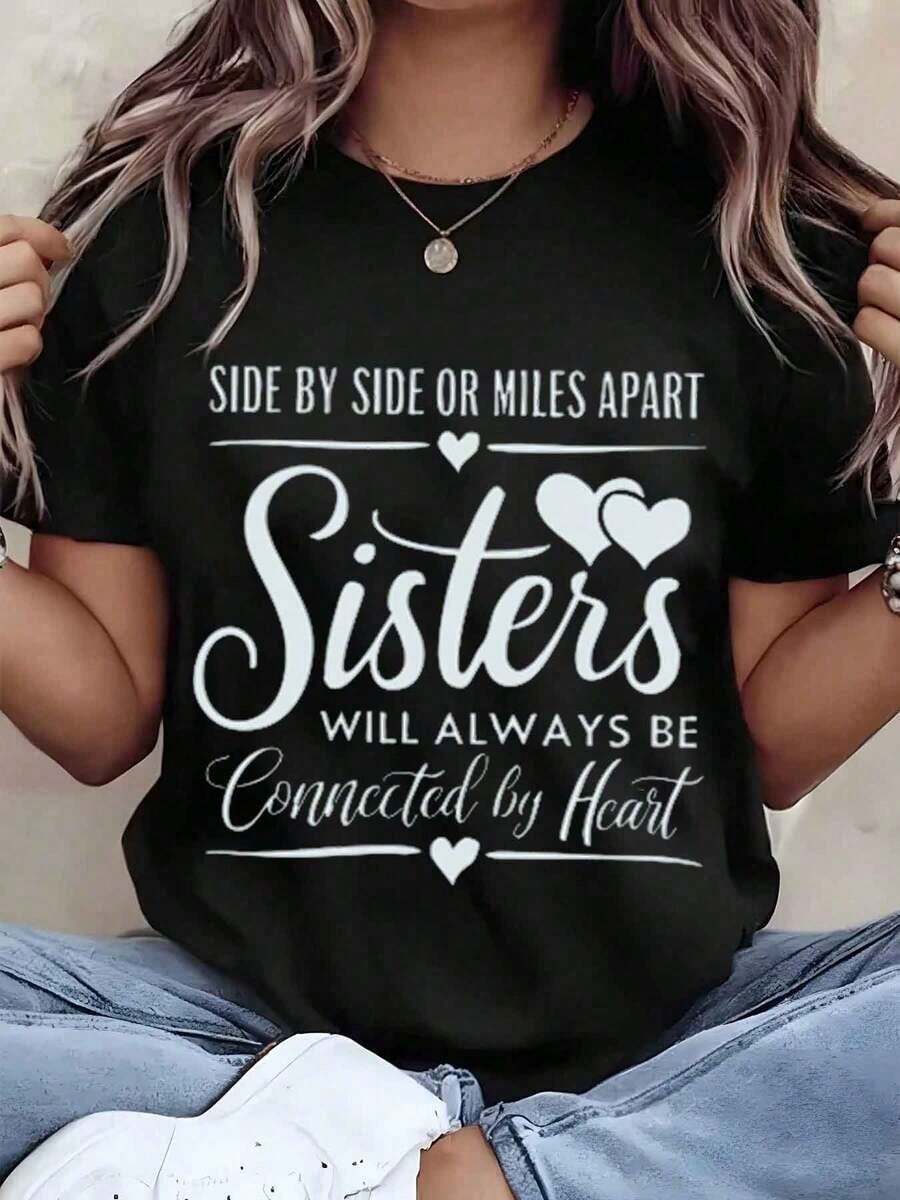 Soft, Breathable, And Lightweight For All-Day Comfort. Women's T-Shirt With A Print Of Sisters Together Or Miles Apart, Always Connected By Heart. Crew Neck, Casual Style, Ideal As A Gift For A Sister. 220g. Classic Neckline With A Relaxed Fit That Flatters All Body Types And Is Easy To Pair With Jeans, Shorts, And Leggings. - 黑色 - 查看 1