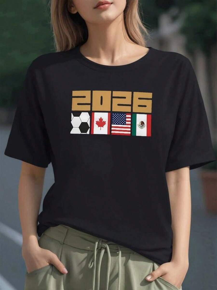 Bandera de Canadá Estados Unidos y México junto a un balón formando el número 2026 simbolizando la unión futbolística norteamericana camiseta para mujer 100% algodón - Negro - Ver 1