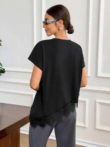 Camiseta casual de mujer de unicolor con parche de encaje y bajo asimétrico, para verano - Negro - Ver 2