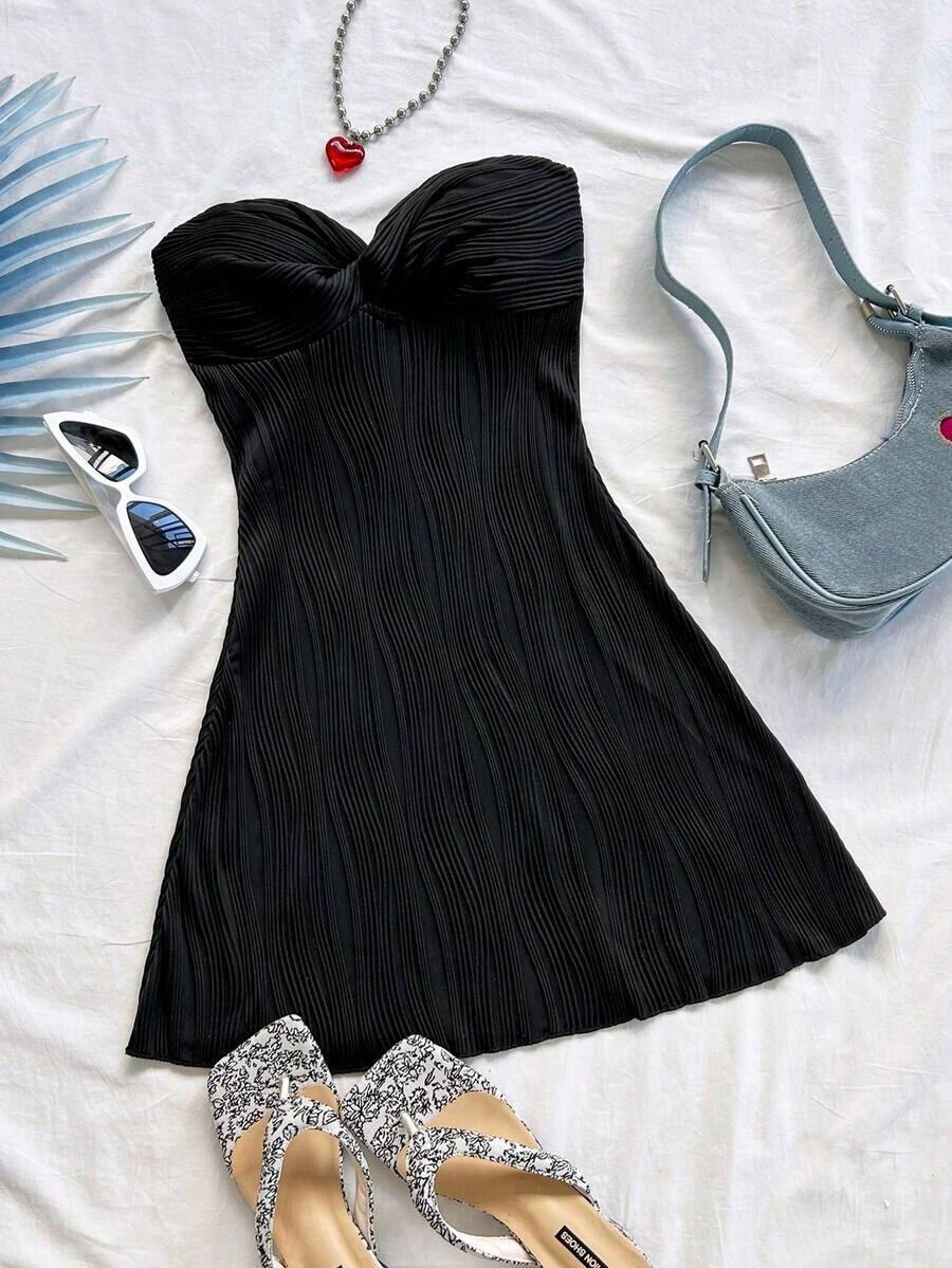Vestido corto de mujer con textura de onda de punto blanco para resort, con escote bandeau, corte en la cintura, y bajo en línea A. Apropiado para fiestas, citas, té de la tarde, playa, verano y festivales musicales - Negro - Ver 1