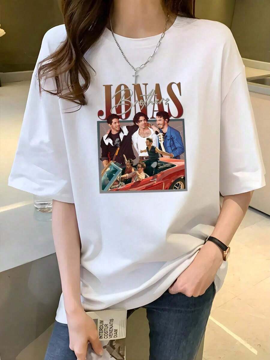 Camiseta Gráfica Jonas Brothers Pop para Mujer - Blanco con Estampado Retro del Grupo - Diseño Clásico de los Hermanos Jonas - Top Cómodo de Cuello Redondo para Eventos de Música y Looks Diarios - Camiseta Casual de Algodón Puro Lavable a Máquina, Tela Suave Premium, Tallas Completas S a XXL - Blanco - Ver 1