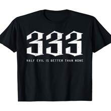 Esta camiseta exclusiva para el Día de la Independencia/Día del Padre, con estampado gráfico satánico gótico negro y dorado 333, tiene un corte holgado, ideal para uso casual, conciertos y días festivos. Esta prenda representa la subcultura gótica y está disponible en estilos similares para hombre y mujer. Es una camiseta. - Negro - Ver 1