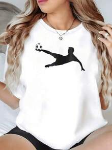 Figura de futbolista en movimiento que lanza una patada precisa simbolizando fuerza pasión y energía deportiva moderna camiseta de mujer casual para uso diario cómoda y con estilo urbano - Negro - Ver 6