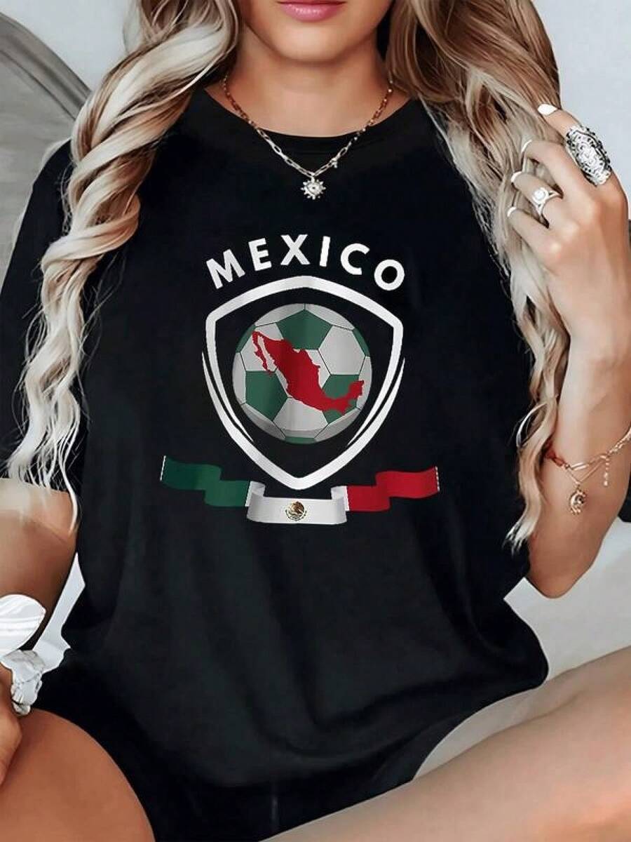 Mapa de México sobre balón de fútbol rodeado por cinta con los colores nacionales simbolizando orgullo fuerza y pasión por la tierra azteca camiseta de mujer casual cómoda y moderna - Negro - Ver 1