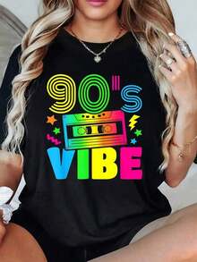 Free Shipping, Local Delivery In Mexico, Delivery In 4 Days. Retro Design With A Multicolored Cassette Tape And A 90s-Inspired Phrase That Evokes The Vibrant Energy Of Women In The Nineties. Women's T-Shirt. - 黑色 - 查看 1