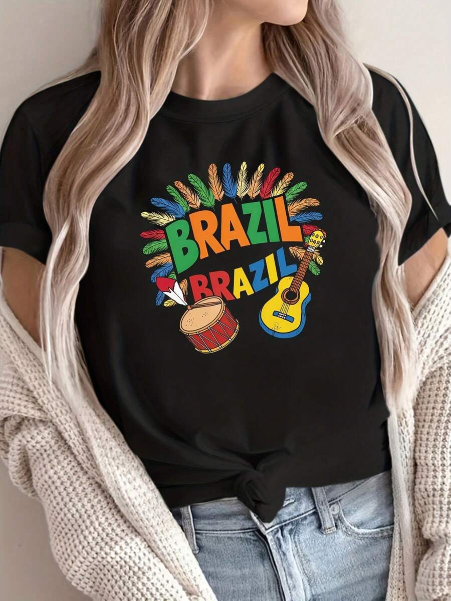 Women's Short-Sleeved Crew Neck T-Shirt With A "BRASIL BRASIL" Print For Brazil's National Day, From Cozy Comfy Lounge. This Casual Urban-Style T-Shirt Is Ideal As A Holiday Gift And Perfect For Gatherings With Friends. Its Colorful Patterns Of Feathers, Drums, And Guitars Represent Brazil's Vibrant Culture And Style. Soft And Comfortable For Lounging At Home. - 黑色 - 查看 1