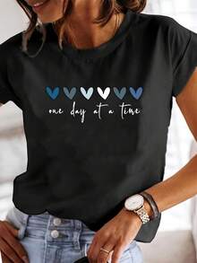 Nueva Camiseta de Primavera/Verano 2025 con Estampado de Corazones y la Frase "One Day at a Time", Cuello Redondo Holgado, Manga Corta, Estilo Casual para Mujer, Moderna y Versátil - Negro - Ver 1