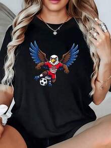 Águila poderosa con alas extendidas que simboliza la fuerza y el espíritu deportivo de un equipo americano mientras controla un balón mostrando energía y libertad camiseta de mujer casual moderna cómoda para fanáticas del fútbol - Negro - Ver 6