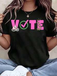 Diseñada para mujeres modernas, elegantes y cómodas. Camiseta con estampado de zapatilla rosa y marca de verificación verde, cuello redondo, estilo casual, ideal como regalo para estudiantes universitarias o hermandades. AKA 220g. Confeccionada con tela suave y transpirable de primera calidad, diseñada para ofrecer comodidad durante todo el día y uso diario versátil, perfecta para salidas informales. - Negro - Ver 6